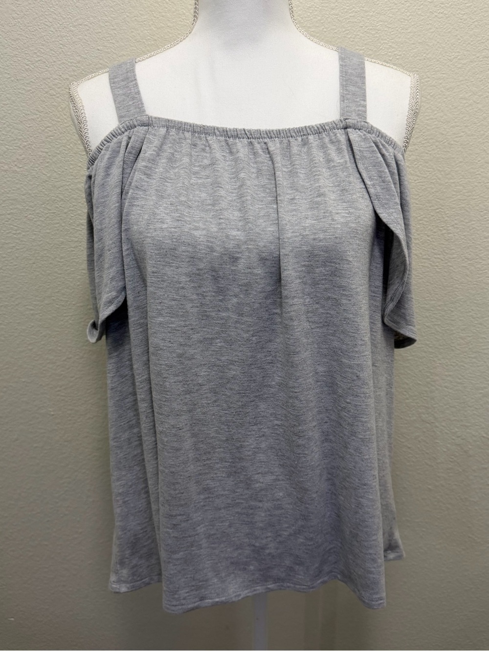 Sheila Rose gray open cold shoulder with ruffle sleeve, size large